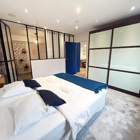 166 - Urban Luxury In Center Of Apartment *